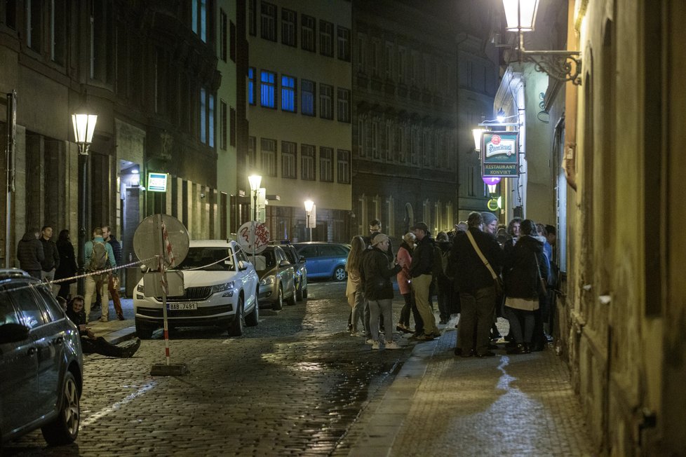 Situace ohledně koronaviru je v Praze nejhorší od doby vypuknutí pandemie. Lidem to ale nebrání v tom, aby se venku shlukovali bez roušek a v minimálních rozestupech popíjeli alkohol. Takto to vypadalo v hlavním městě v sobotu 10. října 2020 večer, po zavíračce restaurací, barů a jiných provozoven.