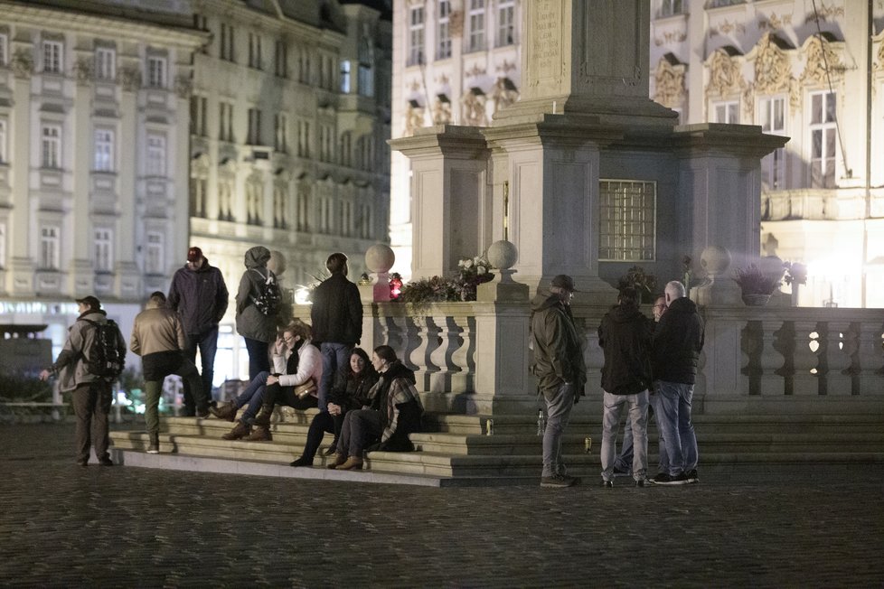 Situace ohledně koronaviru je v Praze nejhorší od doby vypuknutí pandemie. Lidem to ale nebrání v tom, aby se venku shlukovali bez roušek a aby v minimálních rozestupech popíjeli alkohol. Takto to vypadalo v hlavním městě večer, po zavíračce restaurací, barů a jiných provozoven, v sobotu 10. října 2020.