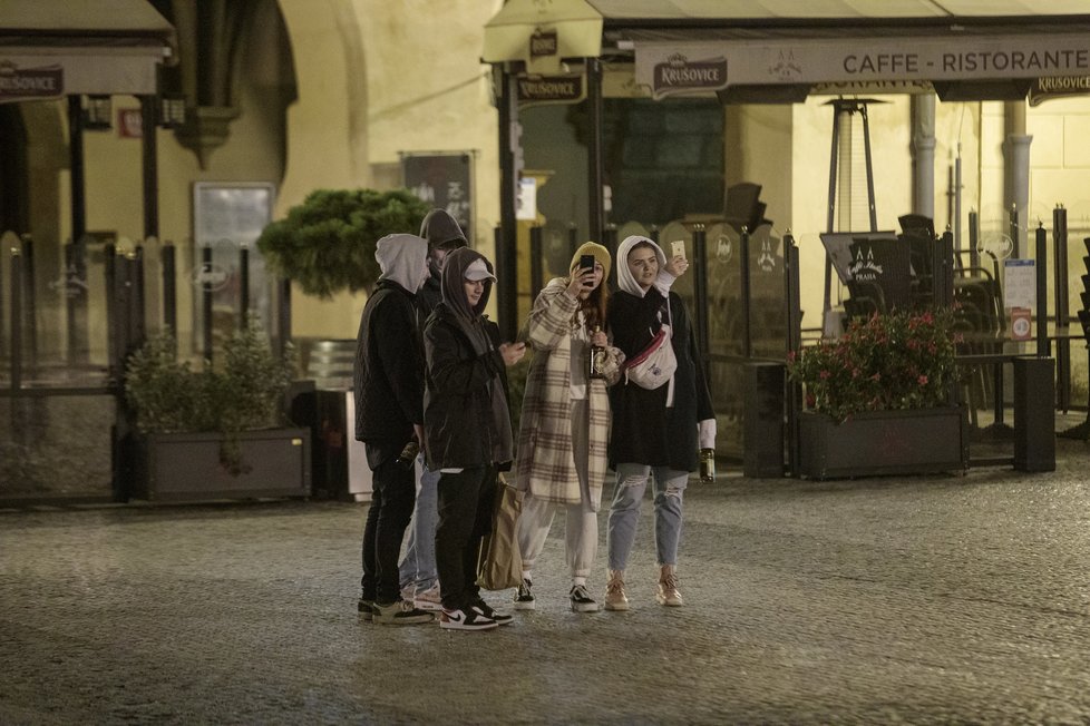 Situace ohledně koronaviru je nejhorší od doby vypuknutí pandemie. Vláda proto od středy 28. října zavedla zákaz vycházení po 21:00. Takto to vypadalo v hlavním městě v sobotu 10. října 2020 večer, po zavíračce restaurací, barů a jiných provozoven.