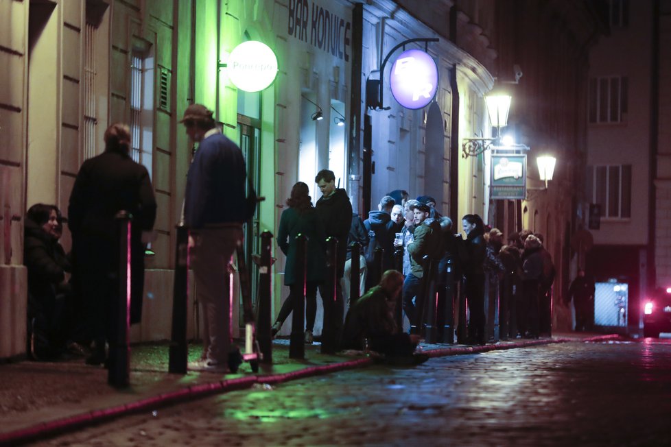 Situace ohledně koronaviru je nejhorší od doby vypuknutí pandemie. Vláda proto od středy 28. října zavedla zákaz vycházení po 21:00. Takto to vypadalo v hlavním městě v sobotu 10. října 2020 večer, po zavíračce restaurací, barů a jiných provozoven.