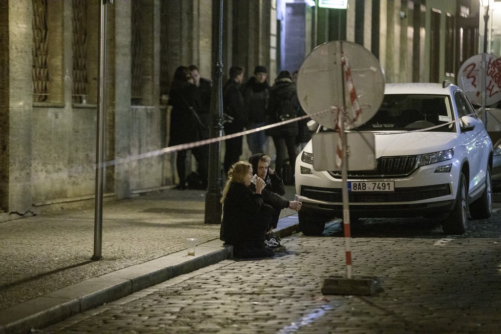 Situace ohledně koronaviru je v Praze nejhorší od doby vypuknutí pandemie. Lidem to ale nebrání v tom, aby se venku shlukovali bez roušek, a aby v minimálních rozestupech popíjeli alkohol. Takto to vypadalo v hlavním městě večer, po zavíračce restaurací, barů a jiných provozoven, v sobotu 10. října 2020.