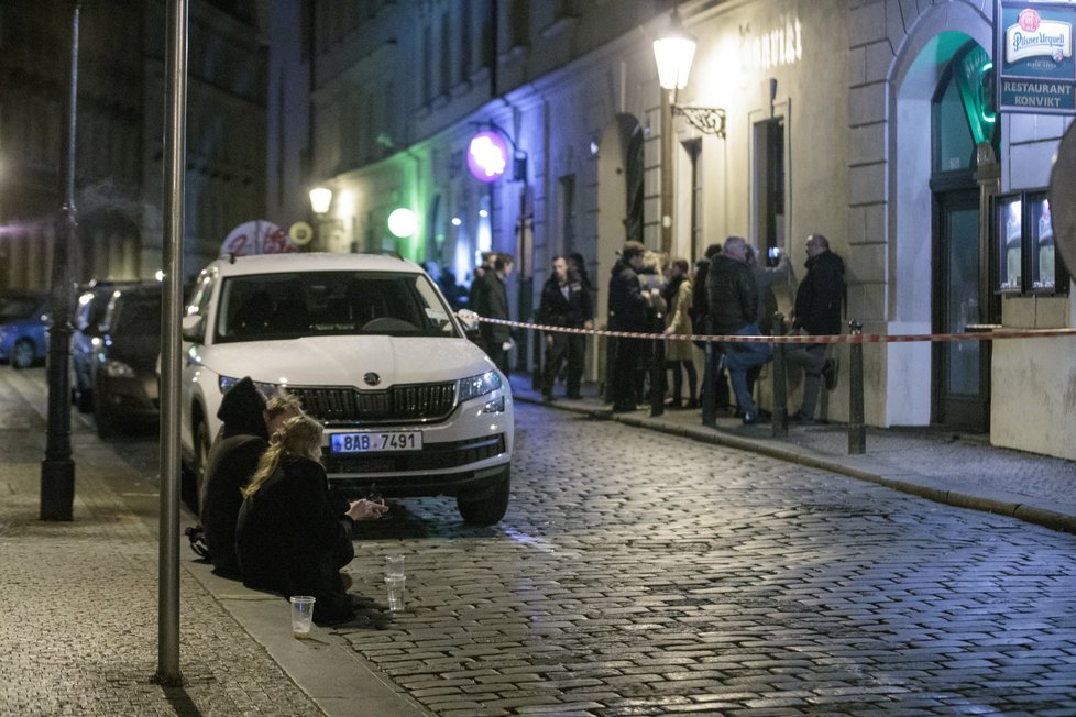 Situace ohledně koronaviru je nejhorší od doby vypuknutí pandemie. Vláda proto od středy 28. října zavedla zákaz vycházení po 21:00. Takto to vypadalo v hlavním městě v sobotu 10. října 2020 večer, po zavíračce restaurací, barů a jiných provozoven.