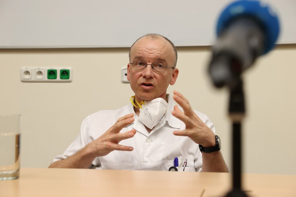 Docent Martin Balík během rozhovoru pro Blesk ve VFN (26. 1. 2022)