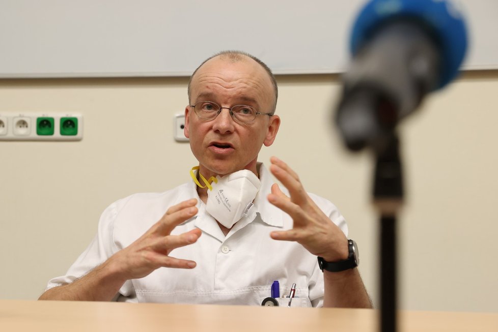Docent Martin Balík během rozhovoru pro Blesk ve VFN (26. 1. 2022)