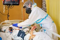 Koronaviru podlehl v Česku už pátý lékař. Nemocných zdravotníků dál přibývá, pomůže WHO
