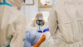 Lékaři v Oblastní nemocnici v Příbrami pečují o pacienty s těžkým průběhem onemocnění koronavirem (23. 10. 2020)