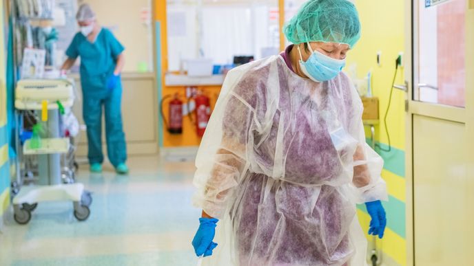 V českých nemocnicích je přes pět tisíc pacientů s COVID-19