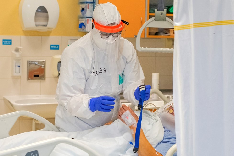 Lékaři v Oblastní nemocnici v Příbrami pečují o pacienty s těžkým průběhem onemocnění koronaviru (23. 10. 2020).