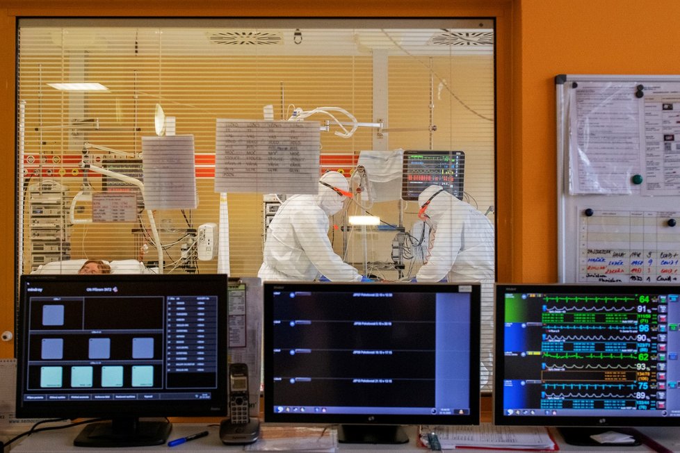 Lékaři v Oblastní nemocnici v Příbrami pečují o pacienty s těžkým průběhem onemocnění koronaviru (23. 10. 2020).
