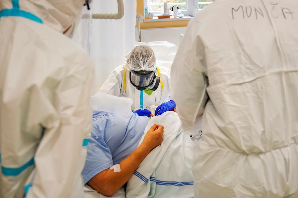 Lékaři v Oblastní nemocnici v Příbrami pečují o pacienty s těžkým průběhem onemocnění koronavirem (23. 10. 2020)