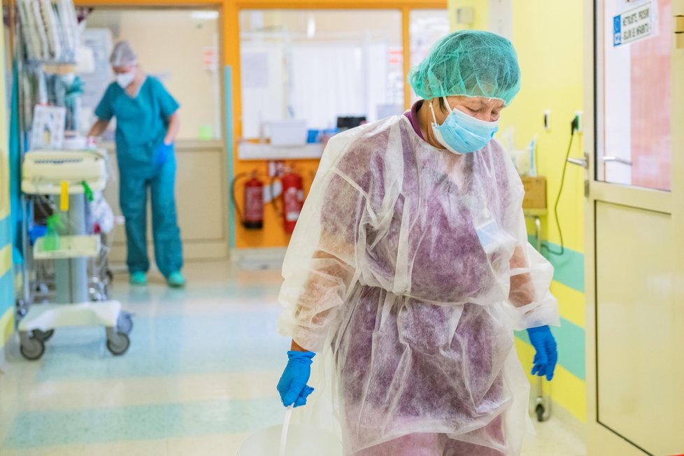 Lékaři v Oblastní nemocnici Příbram pečují o pacienty s těžkým průběhem onemocnění koronaviru (23. 10. 2020).