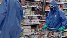 Extrémy v pandemii: Pár vyrazil na nákup v ochranných oblecích