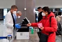 Z Číny do Česka jen s negativním testem: Ministerstvo přitvrdilo, Češi mají výjimku