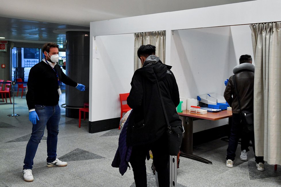 Pandemie covidu: Po cestujících z Číny začali vyžadovat testy Italové (prosinec 2022)