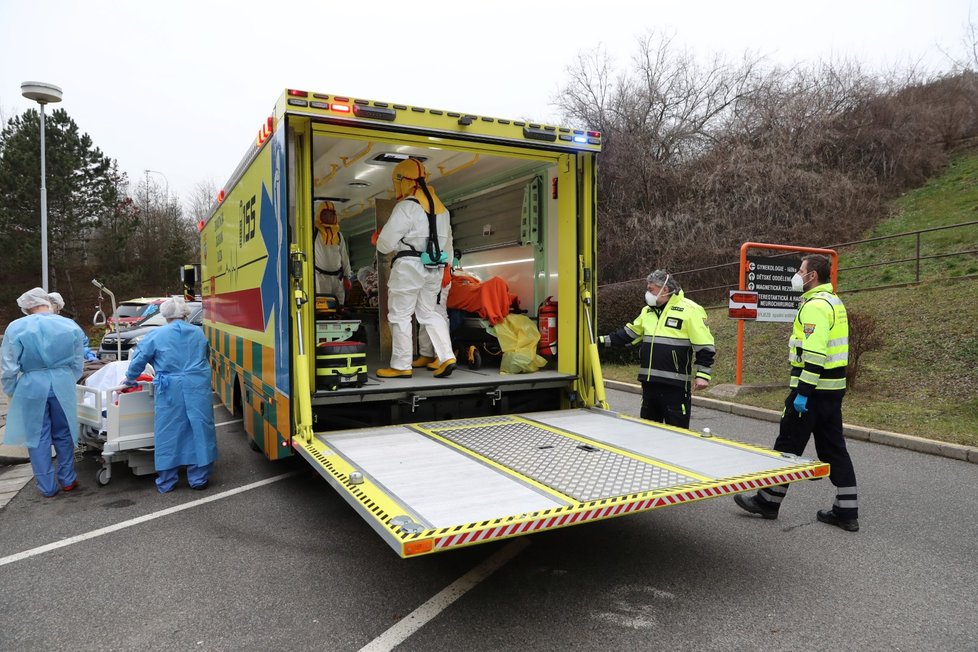 Převoz covidových pacientů do pražské Fakultní nemocnice v Motole z Chebu. Pražští záchranáři vypravili na převoz speciálně upravené nákladní vozidlo Fénix.