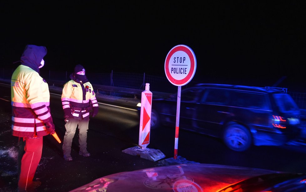 Na základě vládního nařízení o uzavření okresů Cheb a Sokolov kvůli šíření covidu-19 vybudovala policie v Karlovarském kraji několik kontrolních stanovišť.