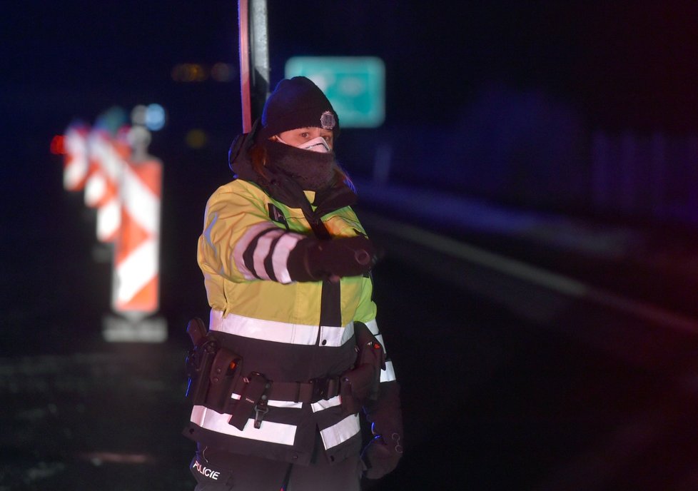 Policie začala hlídkovat na hranicích nejpostiženějších okresů.