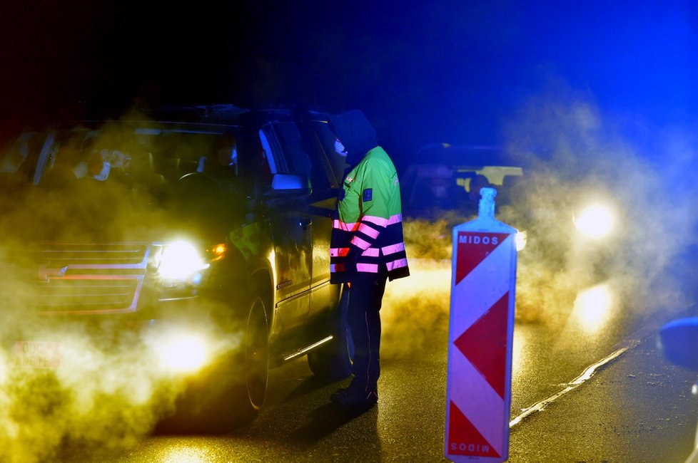 Policie začala hlídkovat na hranicích nejpostiženějších okresů.