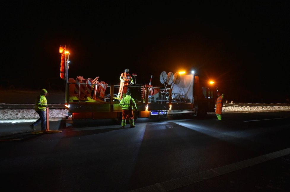 Na základě vládního nařízení o uzavření okresů Cheb a Sokolov kvůli šíření covidu-19 budovala policie 11. února 2021 pozdě večer kontrolní stanoviště u Jenišova na Karlovarsku.