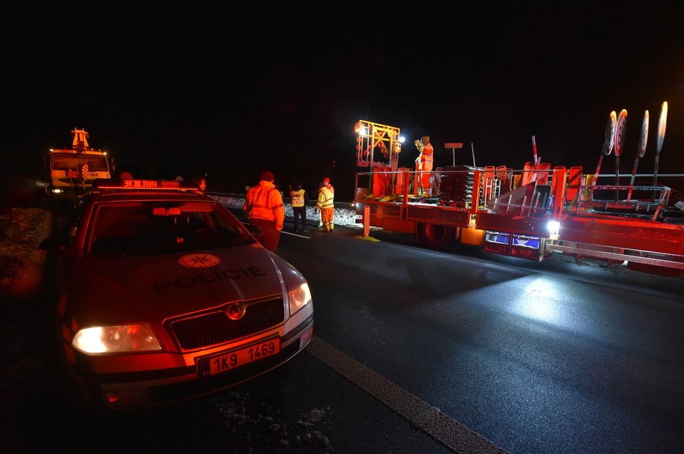 Na základě vládního nařízení o uzavření okresů Cheb a Sokolov kvůli šíření covidu-19 budovala policie 11. února 2021 pozdě večer kontrolní stanoviště u Jenišova na Karlovarsku.