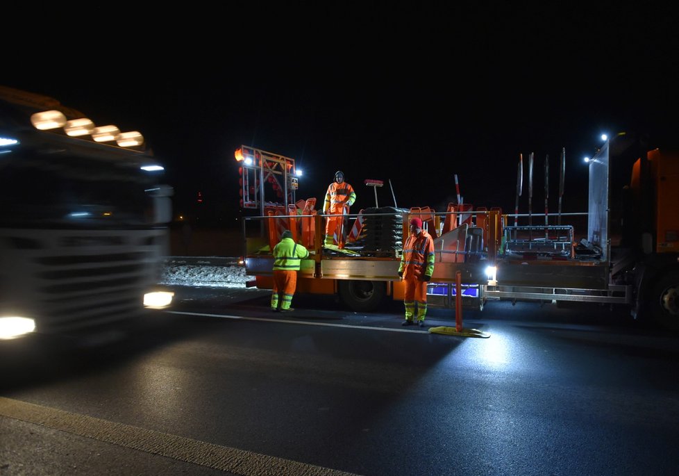 Na základě vládního nařízení o uzavření okresů Cheb a Sokolov kvůli šíření covidu-19 budovala policie 11. února 2021 pozdě večer kontrolní stanoviště u Jenišova na Karlovarsku.