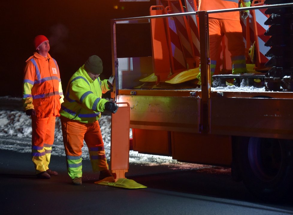 Na základě vládního nařízení o uzavření okresů Cheb a Sokolov kvůli šíření covidu-19 budovala policie 11. února 2021 pozdě večer kontrolní stanoviště u Jenišova na Karlovarsku.