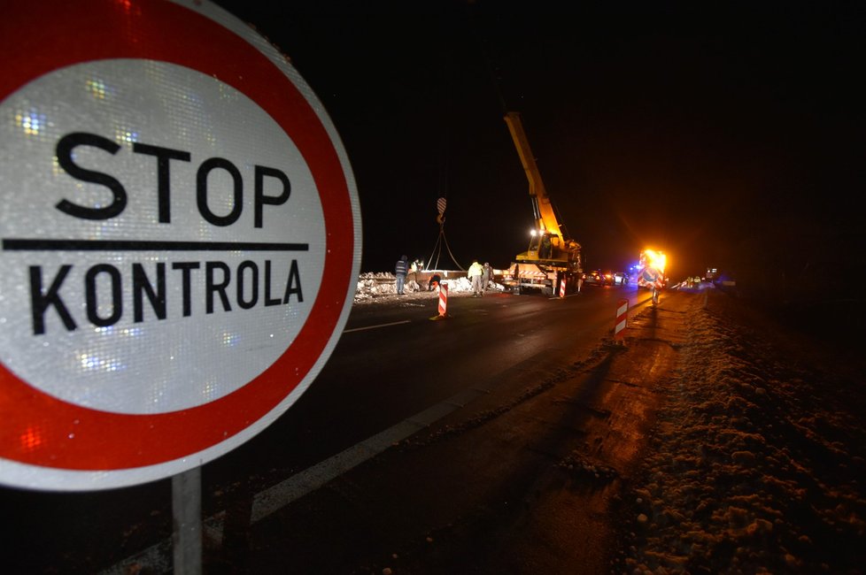 Policie začala hlídkovat na hranicích nejpostiženějších okresů.