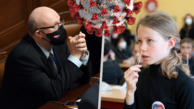 Válek chce rozvolňovat. Učitelé i epidemiologové kroutí hlavou: Nebezpečný risk