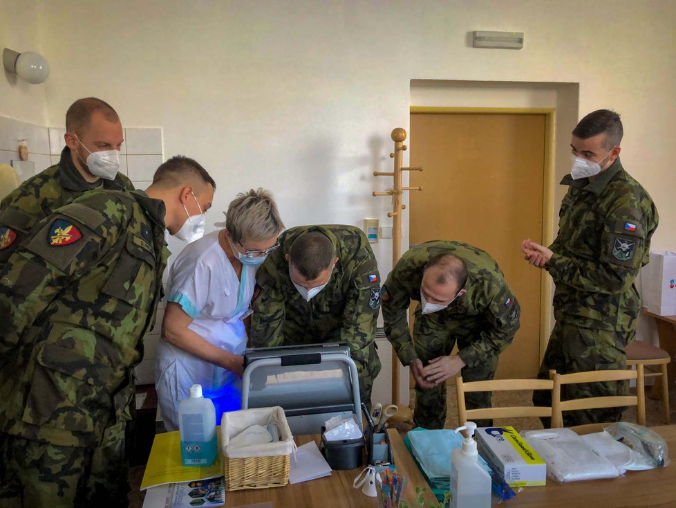 Vojáci nasazení v nemocnicích napříč republikou.