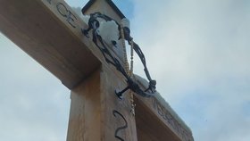Pět metrů vysoký kříž z dubu má trnovou korunu. Na ramenech jsou vytesány názvy obcí Zábrdovic a Vedrovic.