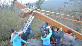 Vztyčení pětimetrového kříže na Vlčí hoře
