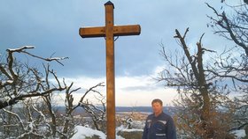 Petr Becha (56) na vrcholu Vlčí hory. Pětimetrový kříž věnoval obětem covidu-19 na celém světě.