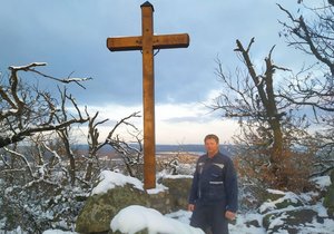 Petr Becha (56) na vrcholu Vlčí hory. Pětimetrový kříž věnoval obětem covidu-19 na celém světě.