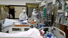 Boj s koronavirem na jednotce intenzivní péče v nemocnici ve Slaném.