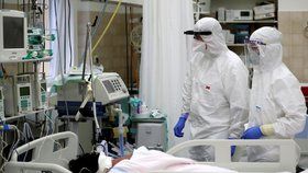 Česko epidemii nezvládá, tvrdí vědci. Ukázali tisíce mrtvých a předvídají další lockdown