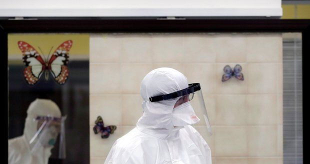 Hygienici řeší záhadu rychlého šíření viru na Trutnovsku. Může jít o britskou mutaci, varují