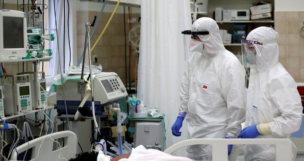 Česko epidemii nezvládá, tvrdí vědci. Ukázali tisíce mrtvých a předvídají další lockdown