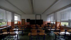 Prázdné třídy při distanční výuce na základní škole v Praze.(ilustrační foto)