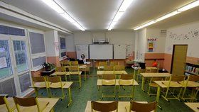 Prázdné třídy při distanční výuce na základní škole v Praze.(ilustrační foto)