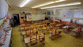 Prázdné třídy při distanční výuce na základní škole v Praze.