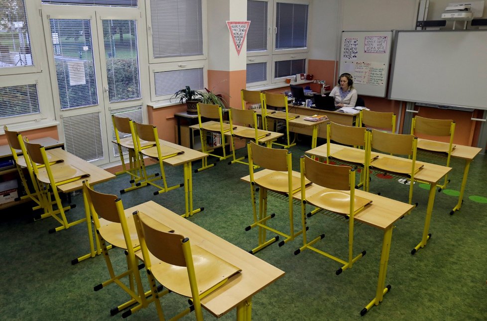 Prázdné třídy při distanční výuce na základní škole v Praze.