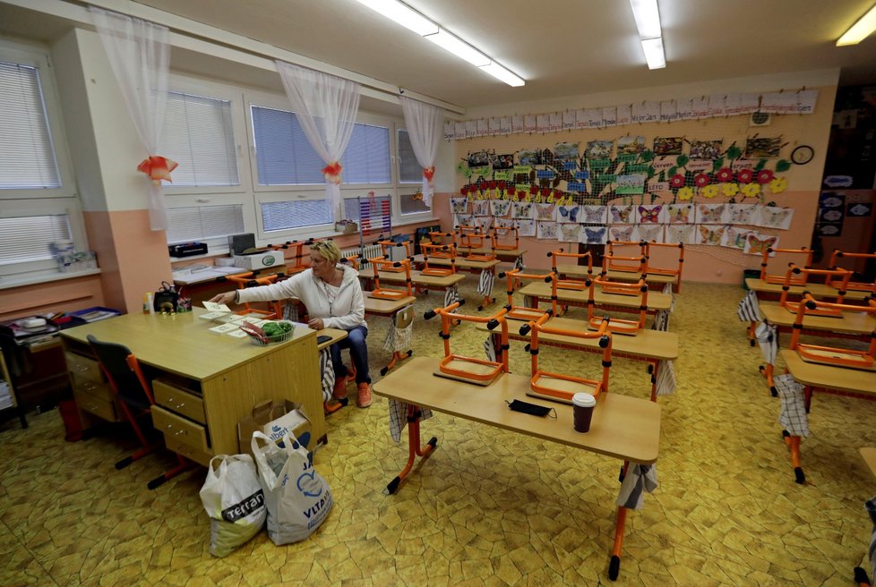 Pražský magistrát rozšířil počet profesí, jejichž děti mají mít zaručenou povinnou školní docházku i přes vládní nařízení týkající se zákazu škol. (ilustrační foto)