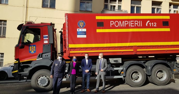 Do Česka dorazily ventilátory, 30 kusů dovezli na Bulovku hasiči z Rumunska.