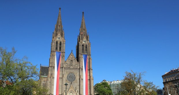 Dominantou náměstí Míru je kostel sv. Ludmily.