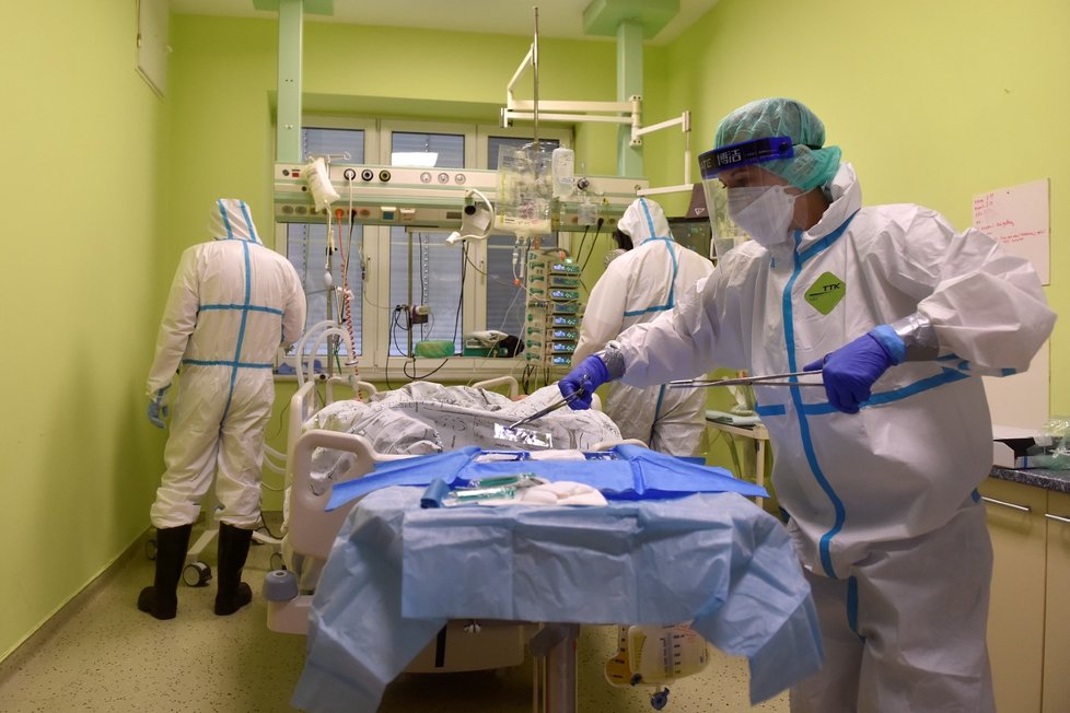 Boj s koronavirem na ARO v nemocnici v Krnově.