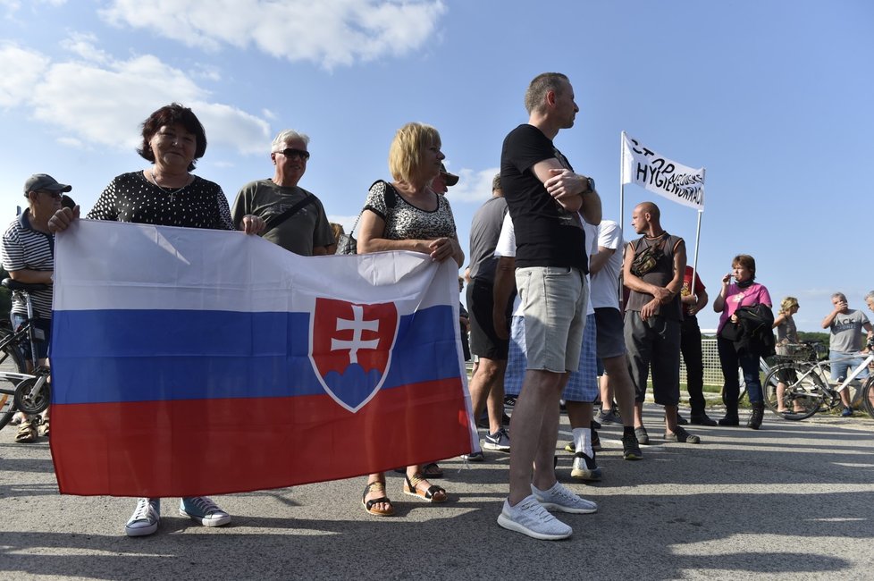 Slovenští pendleři zablokovali některé hraniční přechody s Českem a Maďarskem na protest proti vládním opatřením proti šíření koronaviru