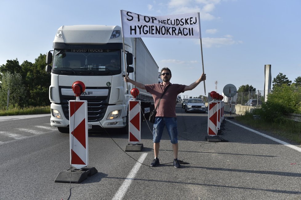 Slovenští pendleři zablokovali některé hraniční přechody s Českem a Maďarskem na protest proti vládním opatřením proti šíření koronaviru