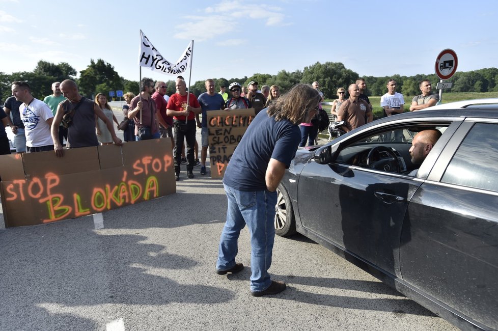 Slovenští pendleři zablokovali některé hraniční přechody s Českem a Maďarskem na protest proti vládním opatřením proti šíření koronaviru