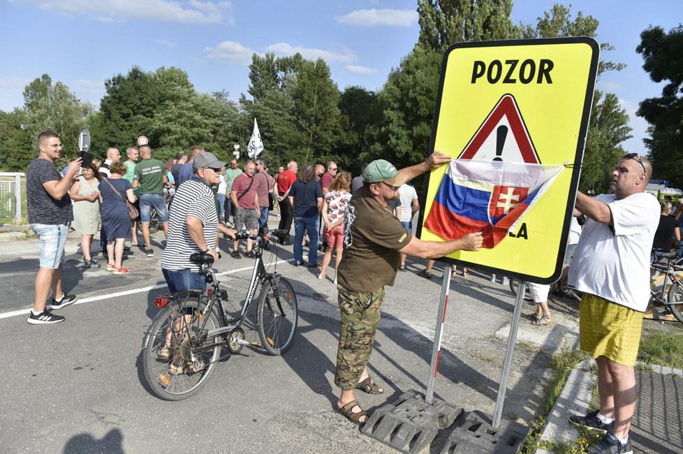 Slovenští pendleři zablokovali některé hraniční přechody s Českem a Maďarskem na protest proti vládním opatřením proti šíření koronaviru