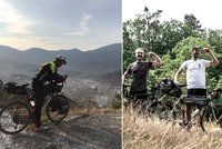 Na kole z Athén do Tokia: Neuvěřitelné dobrodružství dvěma nadšencům překazil koronavirus